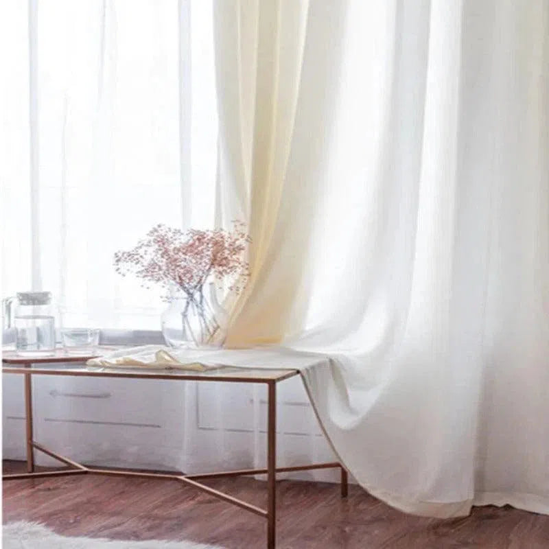 Rideaux blancs élégants et lumineux pour salon moderne, ajoutant une touche de sophistication à votre décoration intérieure. Profitez de la lumière naturelle tout en préservant votre intimité grâce à ces voilages chic. Idéal pour créer une atmosphère paisible et accueillante.