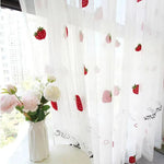 Voilage décoratif avec motif de fraises, idéal pour ajouter une touche fruitée et colorée à la décoration intérieure d'une chambre ou d'un salon. Ce rideau léger crée une ambiance lumineuse tout en préservant l'intimité, parfait pour une atmosphère cosy et chaleureuse. Convient pour les fenêtres de petite ou moyenne taille, facile à installer et à entretenir.