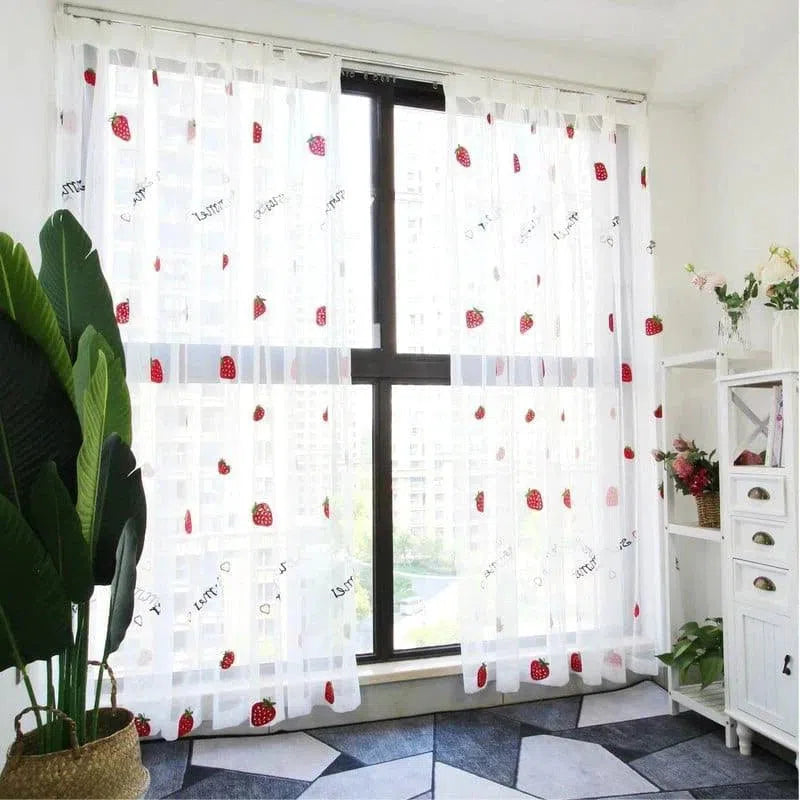 Rideaux transparents pour enfant avec motifs de fraises, parfaits pour illuminer une chambre. Décoration douce et colorée, idéale pour créer une ambiance joyeuse. Accessoire pratique et esthétique, personnalisez votre espace de vie. Transformez votre pièce avec ces rideaux pleins de charme.