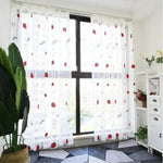 Rideaux transparents pour enfant avec motifs de fraises, parfaits pour illuminer une chambre. Décoration douce et colorée, idéale pour créer une ambiance joyeuse. Accessoire pratique et esthétique, personnalisez votre espace de vie. Transformez votre pièce avec ces rideaux pleins de charme.
