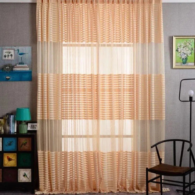 Rideaux élégants à rayures pour salon, ajoutant une touche de raffinement à votre décoration intérieure. Idéal pour filtrer la lumière tout en offrant de l'intimité, ces rideaux créent une ambiance chaleureuse et accueillante. Accessoire parfait pour sublimer votre pièce.