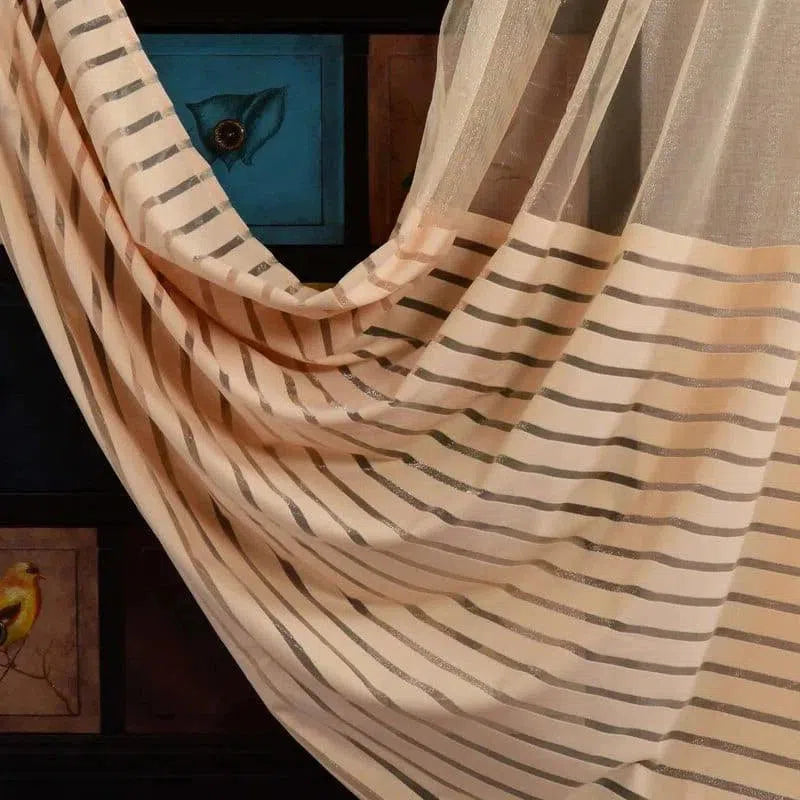 Rideau moderne à rayures horizontales beige et noires, parfait pour ajouter une touche élégante et contemporaine à votre intérieur. Idéal pour le salon, la chambre ou le bureau, ce rideau crée une ambiance chaleureuse tout en filtrant la lumière naturelle. Accessoire déco indispensable pour une atmosphère raffinée.