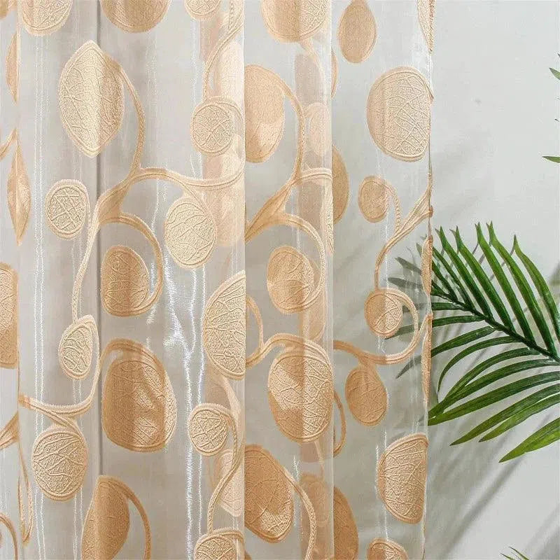 Voilage élégant avec motifs de feuilles, idéal pour ajouter une touche de sophistication à votre intérieur. Parfait pour les salons, chambres ou bureaux, il offre luminosité tout en préservant l'intimité. Design moderne et chic, facile à intégrer dans tout type de décoration. Accessoire décoratif incontournable pour embellir votre espace de vie.