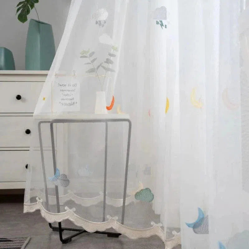 Voilage blanc élégant avec motifs colorés de nuages et lunes, parfait pour ajouter une touche de douceur et de modernité à votre salon. Ce rideau léger permet une belle diffusion de la lumière naturelle, créant une ambiance chaleureuse et accueillante dans n'importe quelle pièce. Accessoire idéal pour les amateurs de décoration intérieure contemporaine.
