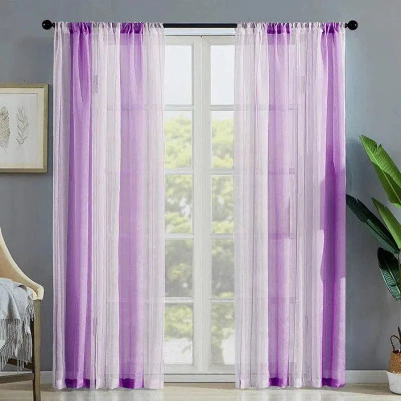 Rideaux voile violets et blancs devant une grande fenêtre, ajoutant une touche élégante et colorée au salon. Design moderne parfait pour une décoration intérieure lumineuse et tendance.