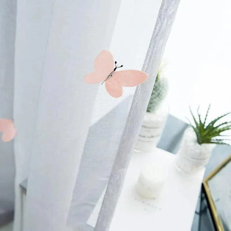 Rideaux blancs décorés de papillons roses pour une ambiance légère et élégante, idéaux pour ajouter une touche de fraîcheur printanière à votre intérieur moderne. Parfaits pour le salon ou la chambre, ces rideaux transforment subtilement la lumière du jour tout en créant une atmosphère apaisante et naturelle.