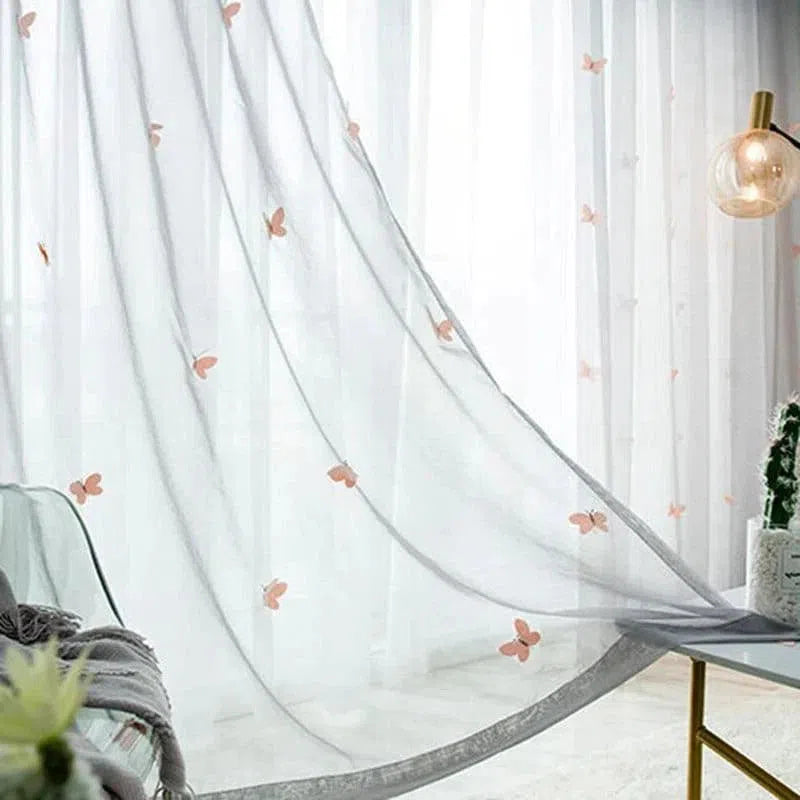Voilage élégant avec motifs de papillons pour salon moderne. Rideau décoratif apportant luminosité et style à votre intérieur. Idéal pour créer une ambiance douce et poétique dans votre espace de vie. Parfait pour compléter la décoration de votre maison avec une touche de légèreté et d'élégance.