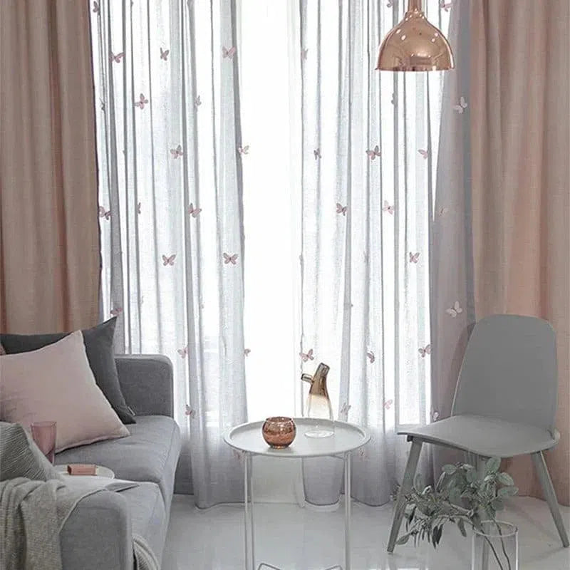 Rideaux élégants avec motifs papillons, parfaits pour apporter une touche délicate et lumineuse à votre salon. Ils s'harmonisent avec un mobilier moderne, créant une atmosphère cosy et accueillante. Complétez votre décoration intérieure avec ces rideaux raffinés qui filtrent la lumière tout en ajoutant une note de charme à votre espace.