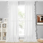 Rideau blanc élégant avec volants, parfait pour une décoration intérieure moderne et lumineuse. Apporte une touche de douceur à votre salon ou chambre grâce à son design raffiné. Idéal pour tamiser la lumière tout en conservant une atmosphère aérée. Accessoire déco essentiel pour une ambiance apaisante et contemporaine.