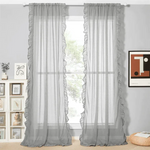 Store gris élégant à volants, parfait pour ajouter une touche de sophistication et de légèreté à votre intérieur. Design moderne et chic, idéal pour filtrer la lumière tout en préservant votre intimité. Parfait pour le salon, la chambre ou le bureau.