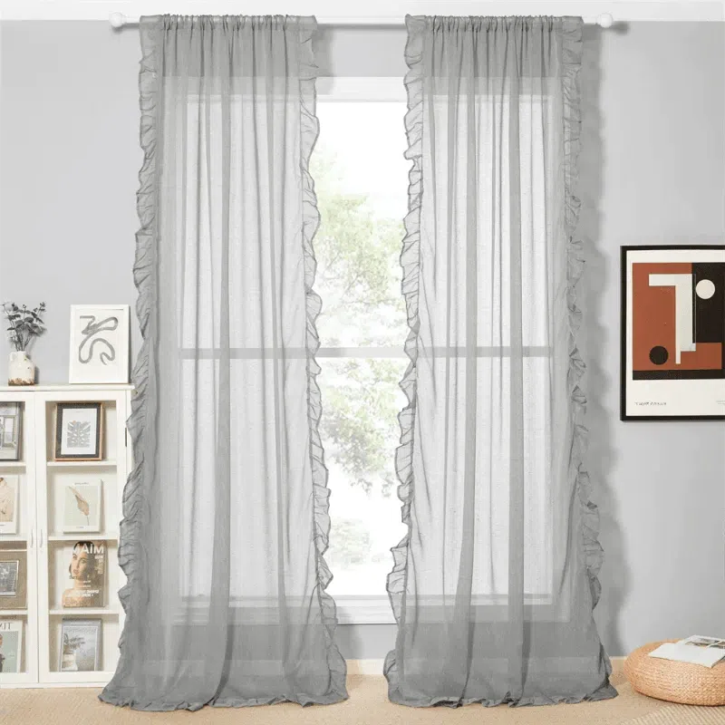 Store gris élégant à volants, parfait pour ajouter une touche de sophistication et de légèreté à votre intérieur. Design moderne et chic, idéal pour filtrer la lumière tout en préservant votre intimité. Parfait pour le salon, la chambre ou le bureau.