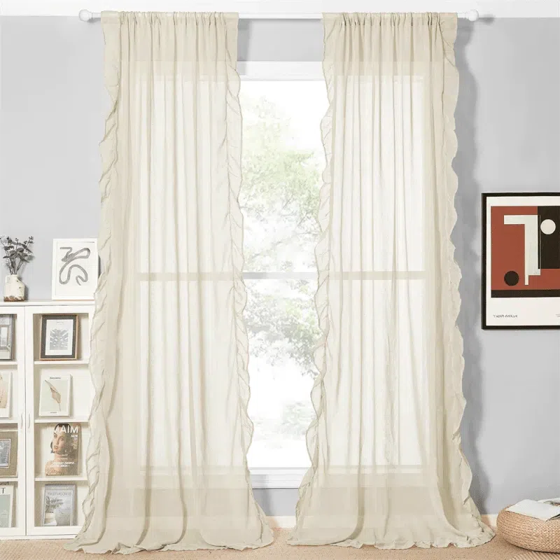 Paire de rideaux blancs élégants et légers pour salon, offrant une ambiance lumineuse et aérée. Ces voilages permettent de filtrer doucement la lumière naturelle, ajoutant une touche de sophistication à votre décoration intérieure. Idéal pour créer une atmosphère apaisante tout en préservant l'intimité de votre maison. Faciles à installer, ces rideaux s'adaptent à divers styles de décoration.