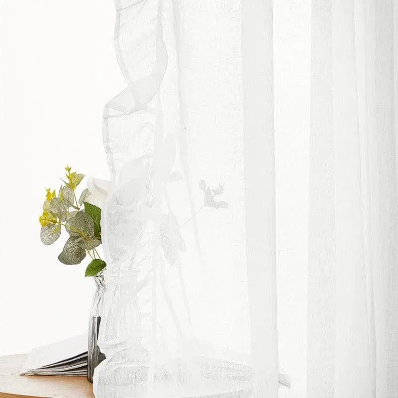 Voilage blanc élégant avec motifs, idéal pour une ambiance lumineuse et apaisante dans le salon ou la chambre. Complément parfait pour un intérieur moderne et épuré.