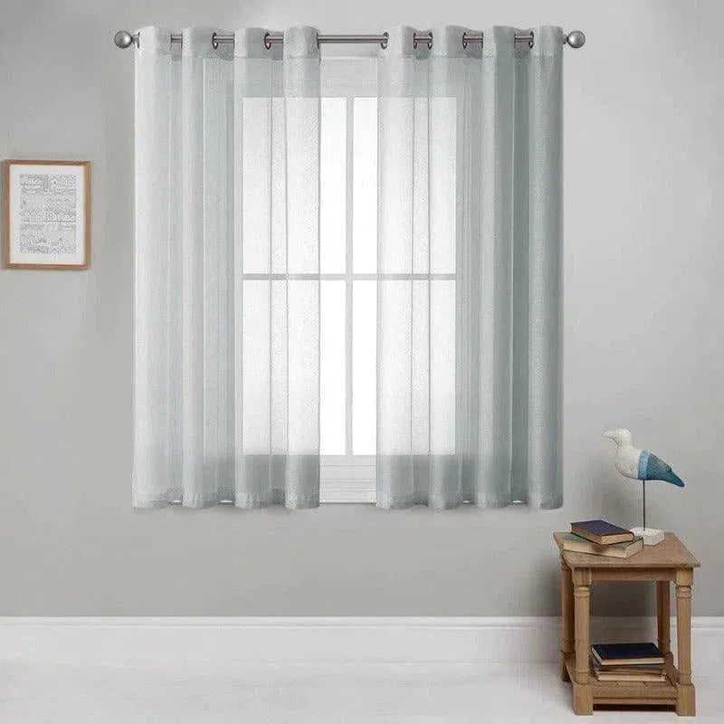 Voilage transparent gris clair pour décoration intérieure moderne, idéal pour salon ou chambre. Ce rideau élégant ajoute une touche de sophistication et de luminosité à votre pièce tout en préservant l'intimité. Facile à installer grâce à ses œillets robustes, il s'adapte parfaitement à tout style de décoration. Parfait pour créer une ambiance apaisante et moderne.