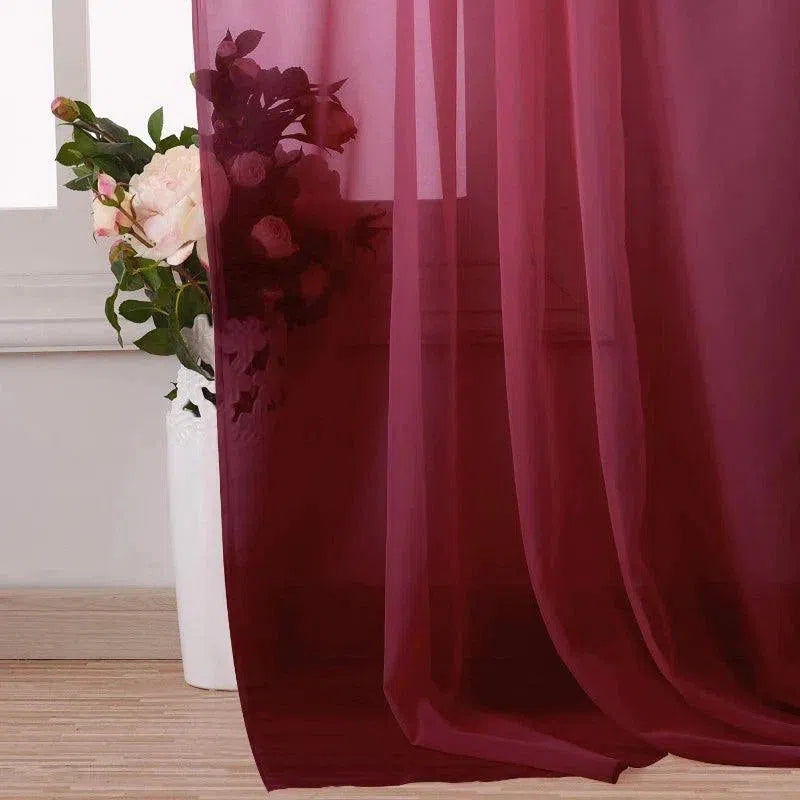 Rideau translucide bordeaux, idéal pour ajouter une touche élégante et romantique à votre intérieur. Ce rideau est parfait pour tamiser la lumière tout en créant une ambiance chaleureuse. Parfait pour les salons, chambres à coucher ou bureaux.