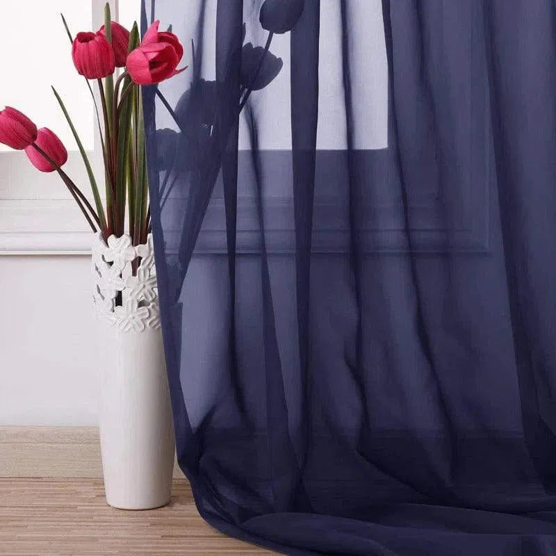 Rideau élégant en bleu marine avec vase décoratif blanc et tulipes rouges. Accessoire de décoration intérieure idéal pour un salon raffiné. Ambiance moderne et chic, parfait pour filtrer doucement la lumière du jour.