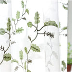 Rideau blanc avec motif de feuilles vertes, parfait pour ajouter une touche naturelle et élégante à votre décoration intérieure. Design frais et apaisant, idéal pour les salons ou les chambres. Accessoire décoratif qui apporte lumière et nature à votre espace de vie.