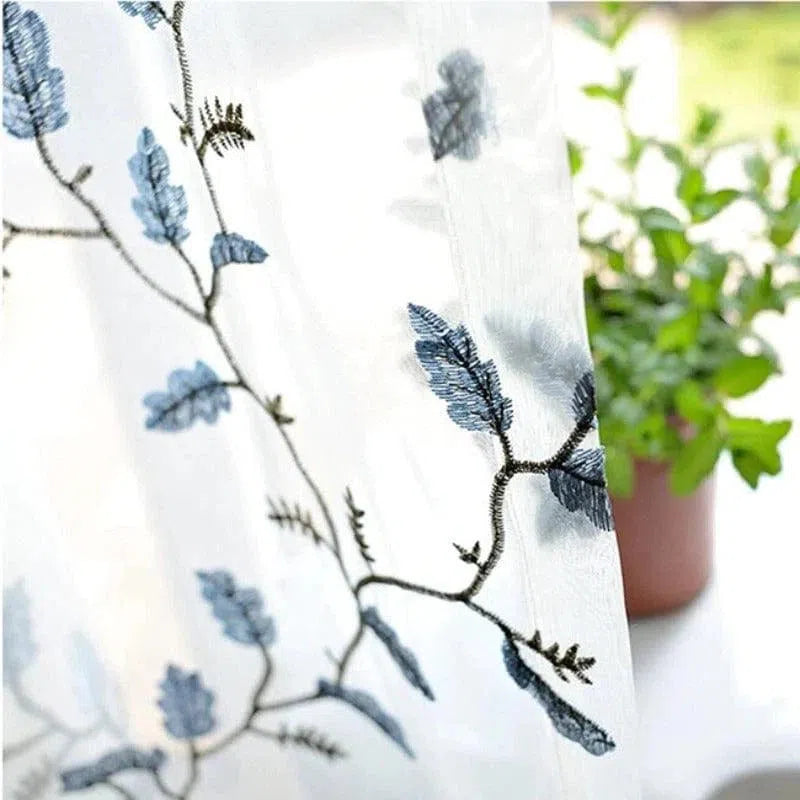 Voilage décoratif avec motif floral brodé en bleu, idéal pour apporter une touche élégante à votre intérieur. Ce rideau léger laisse passer la lumière tout en préservant votre intimité. Parfait pour une ambiance naturelle et apaisante dans votre salon ou votre chambre.