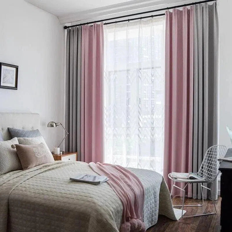 Chambre moderne et élégante avec rideaux rose et gris combinant style et fonctionnalité. Design intérieur harmonieux, parfait pour une ambiance chaleureuse et accueillante. Idéal pour une décoration raffinée d'une pièce à vivre ou d'une chambre à coucher.