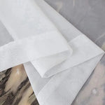 Produit textile blanc délicat, parfait pour la décoration intérieure. Idéal pour apporter une touche élégante et légère à votre espace de vie. Convient pour les rideaux, les voilages ou les projets de couture créatifs. Transformez votre appartement avec ce textile sophistiqué et intemporel.