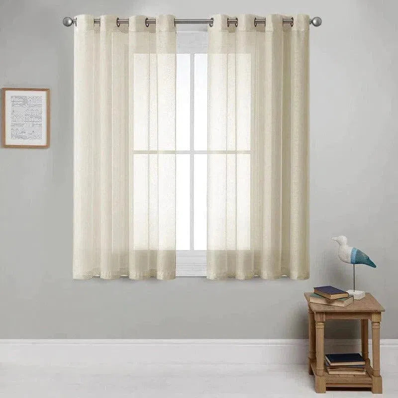 Rideau beige élégant pour salon moderne, installation par œillets métalliques, offrant une luminosité naturelle à travers la fenêtre. Parfait pour une décoration intérieure épurée et chaleureuse. Idéal pour une ambiance sereine dans votre espace de vie.