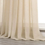 Rideau beige élégant pour salon, offrant une ambiance lumineuse et chaleureuse. Idéal pour décorer toute pièce avec une touche de sophistication et de style. Parfait pour une ambiance cosy et intime.