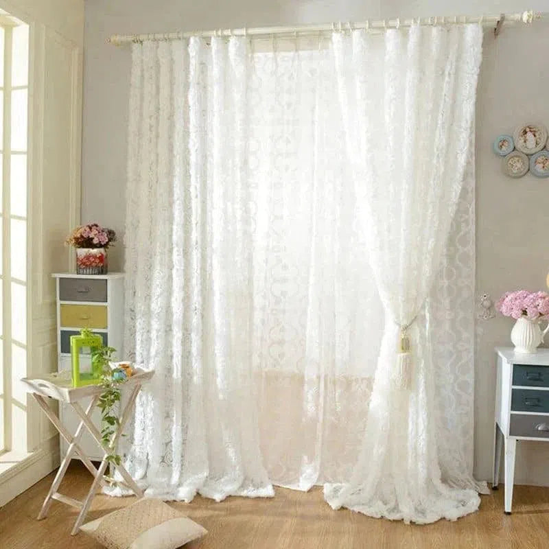 Rideaux blancs élégants pour décoration intérieure, apportant luminosité et élégance à votre salon. Parfaits pour créer une ambiance chaleureuse et accueillante avec des accents floraux. Convenant à des fenêtres de grande taille, ces rideaux ajoutent une touche raffinée à votre espace de vie.
