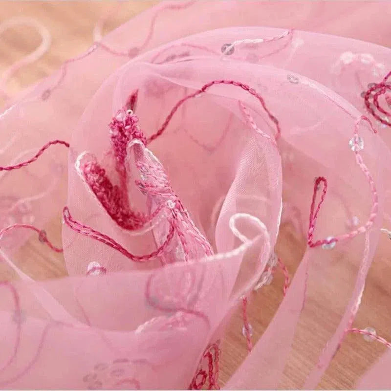 Étoffe rose délicate avec motifs brodés et détails scintillants, idéale pour des créations vestimentaires élégantes et raffinées. Parfaite pour ajouter une touche de glamour subtil à vos tenues ou projets de décoration.
