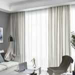 Rideaux élégants pour salon moderne, ajoutant une touche de style et de luminosité à la décoration intérieure. Aménagement contemporain avec canapé blanc, lampe design et table basse. Fenêtres laissant entrer la lumière naturelle, créant une atmosphère accueillante et raffinée.