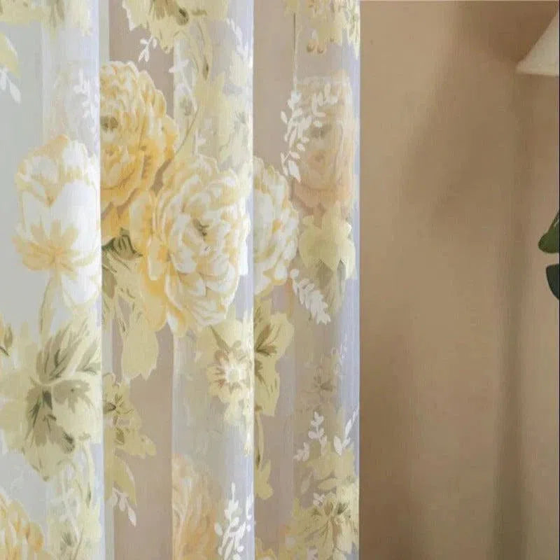 Voilage élégant à motifs floraux jaunes, idéal pour ajouter une touche de charme et de luminosité à votre intérieur. Design floral délicat qui rehausse la décoration de votre salon ou chambre avec subtilité et élégance, parfait pour créer une ambiance chaleureuse et accueillante.