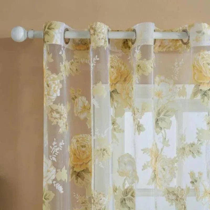 Voilage floral transparent avec motifs de roses jaunes, idéal pour une ambiance élégante et lumineuse dans votre salon ou chambre à coucher. Rideau à œillets facile à installer, ajoutant une touche de fraîcheur et de délicatesse à votre décoration intérieure. Solution parfaite pour filtrer la lumière tout en préservant l'intimité.