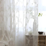 Voilage blanc avec design à motif feuillage, idéal pour ajouter de l'élégance et de la luminosité à votre intérieur. Ce rideau léger et aérien permet de diffuser doucement la lumière tout en préservant une ambiance paisible et intime dans votre pièce. Parfait pour le salon, la chambre ou tout autre espace de vie.