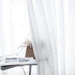 Voilage blanc léger pour salon, apportant luminosité et élégance à votre intérieur. Design épuré, idéal pour créer une ambiance moderne et apaisante dans votre maison. Parfait pour filtrer la lumière tout en préservant votre intimité.