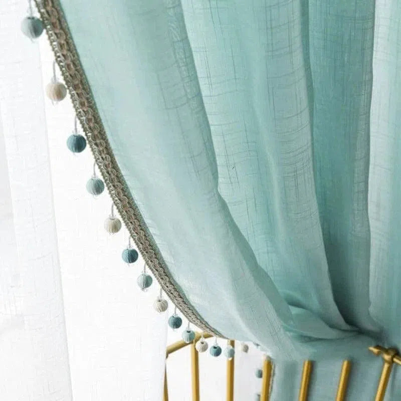 Rideau décoratif bleu clair avec pampilles, idéal pour ajouter une touche d'élégance et de fraîcheur à votre intérieur. Le design raffiné et les détails subtils en font un choix parfait pour égayer une pièce tout en offrant une ambiance douce et apaisante. Parfait pour les salons ou les chambres modernes.