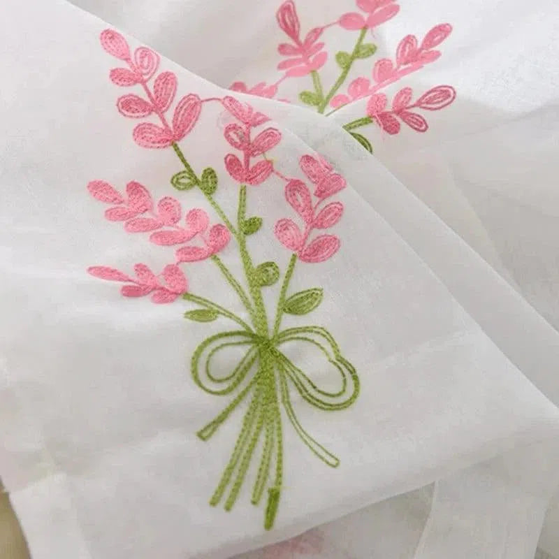 Broderie florale rose et verte sur tissu blanc, motif élégant de bouquet de fleurs, idéal pour la décoration intérieure ou accessoires de mode. Design délicat apportant une touche d'élégance et de fraîcheur à votre intérieur. Parfait pour les amateurs de motifs floraux raffinés et sophistiqués.