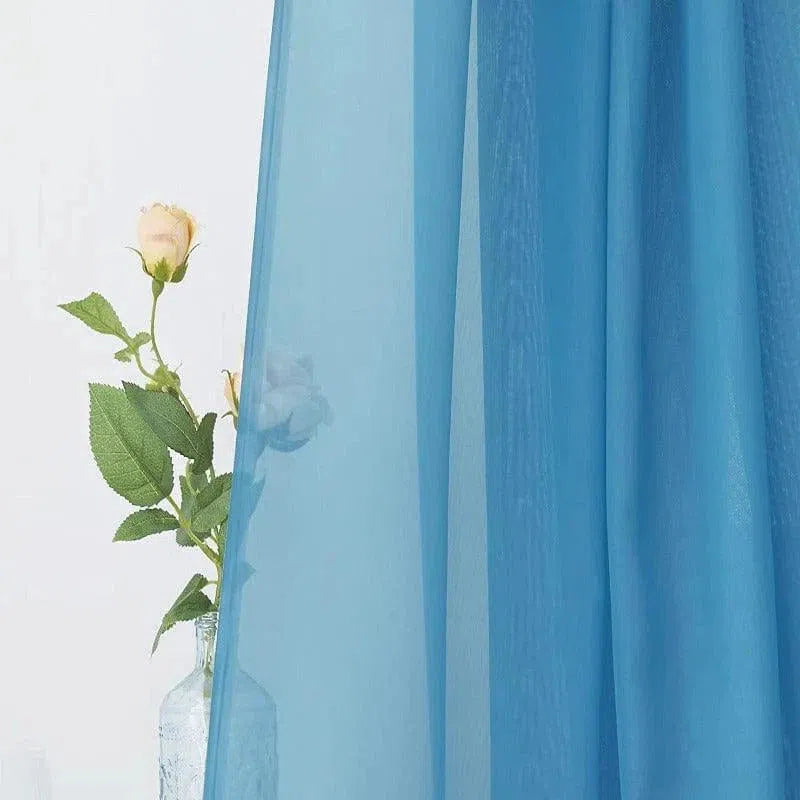 Voilage bleu élégant pour décoration intérieure, ajoutant une touche de fraîcheur et de modernité à votre salon ou chambre à coucher. Idéal pour filtrer la lumière tout en préservant l'intimité, ce rideau s'harmonise parfaitement avec une décoration contemporaine ou classique. Parfait pour créer une atmosphère apaisante et accueillante dans toutes les pièces de la maison.